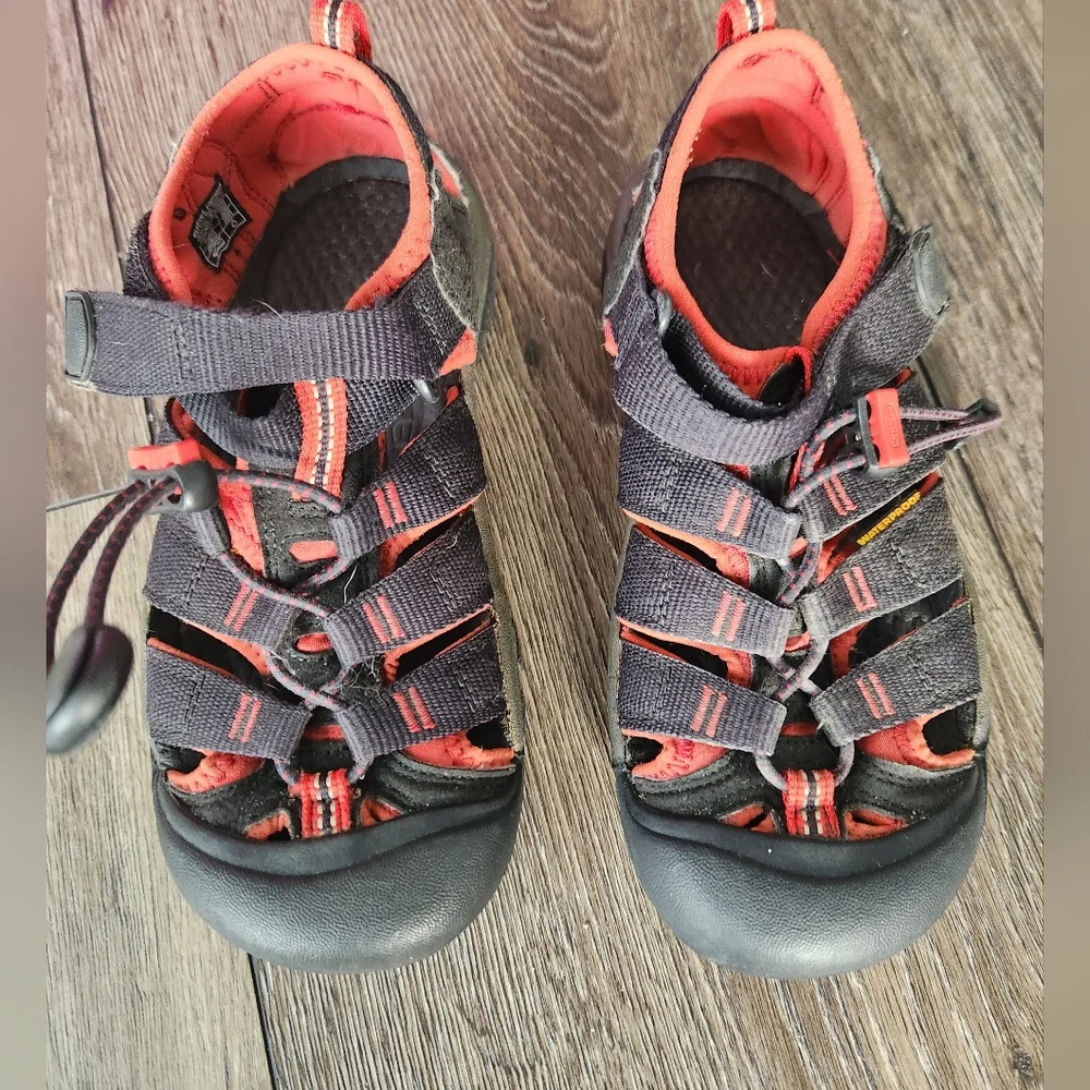 Keen kids size shoes size 2 Washable footwear